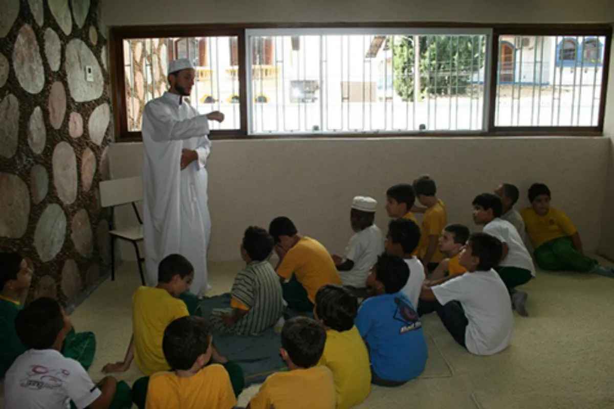 Atividades do MARKAZ - 2026 21 Professor e crianças em uma atividade de ensino religioso
