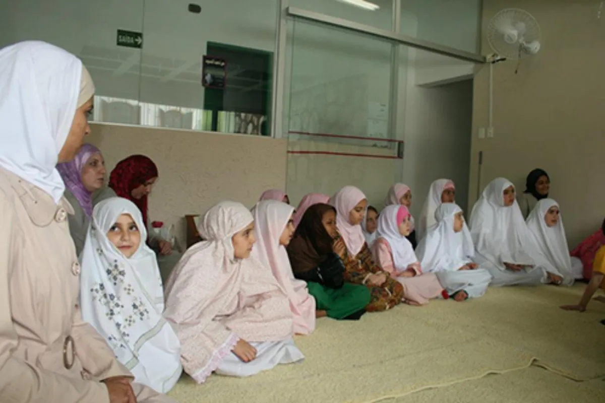 Atividades do MARKAZ - 2026 40 Crianças reunidas em atividade de educação islâmica
