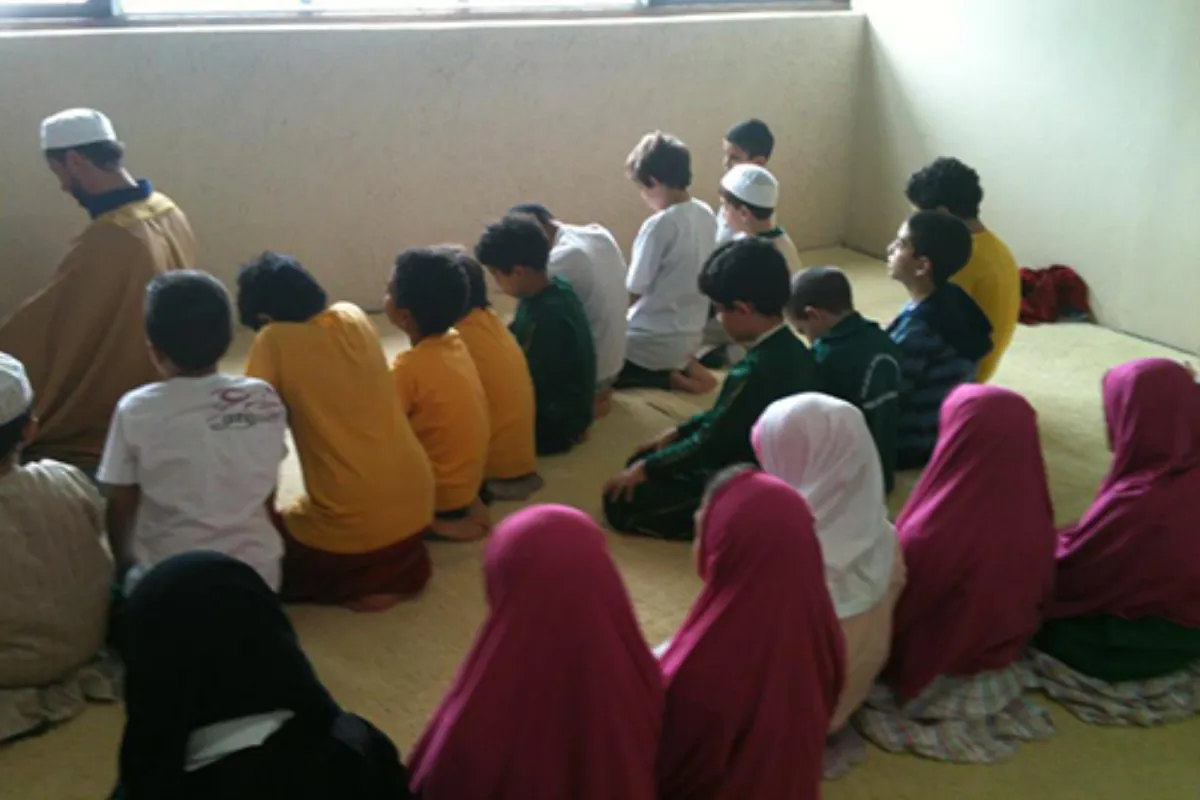 Atividades do MARKAZ - 2026 41 Crianças acompanhando uma atividade de ensino religioso