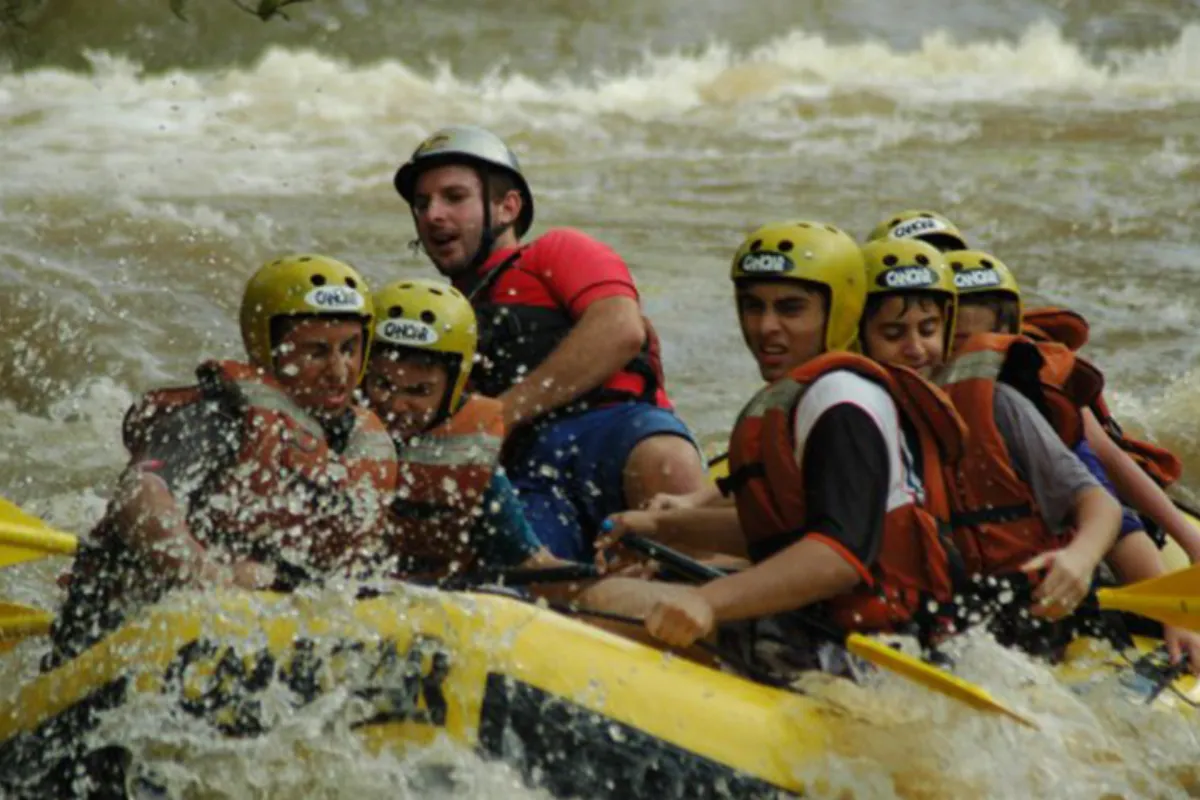 Atividades do MARKAZ - 2026 45 Participantes em atividade de rafting durante acampamento