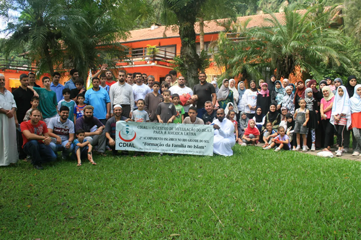 Atividades do MARKAZ - 2026 49 Famílias e participantes reunidos ao ar livre em acampamento islâmico