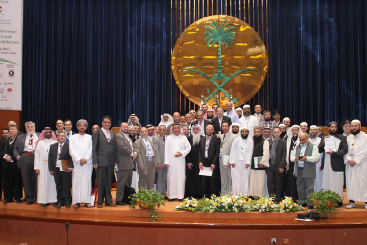 Atividades do MARKAZ - 2026 92 Participantes reunidos no palco de uma conferência internacional