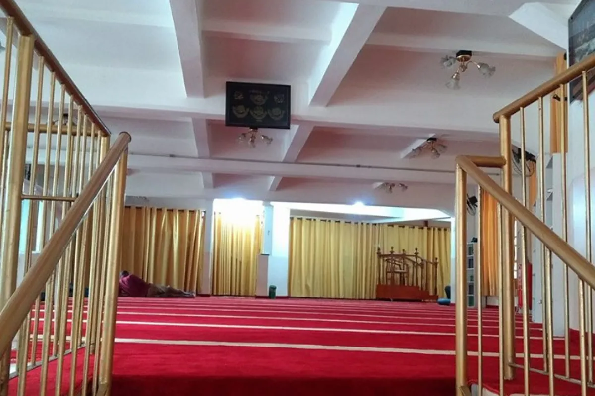 Atividades do MARKAZ - 2026 54 Interior de mesquita visto a partir de escadaria com tapete vermelho