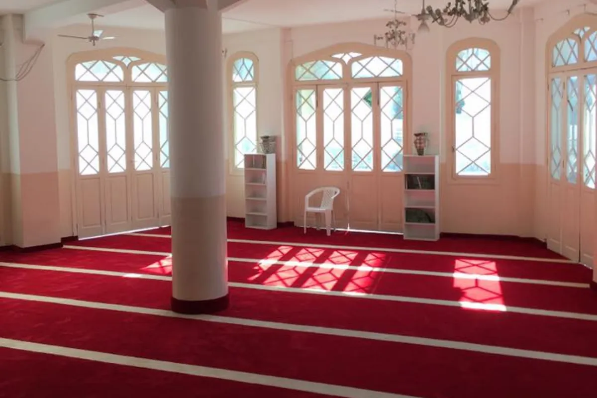 Atividades do MARKAZ - 2026 52 Interior de mesquita com tapete vermelho e luz natural