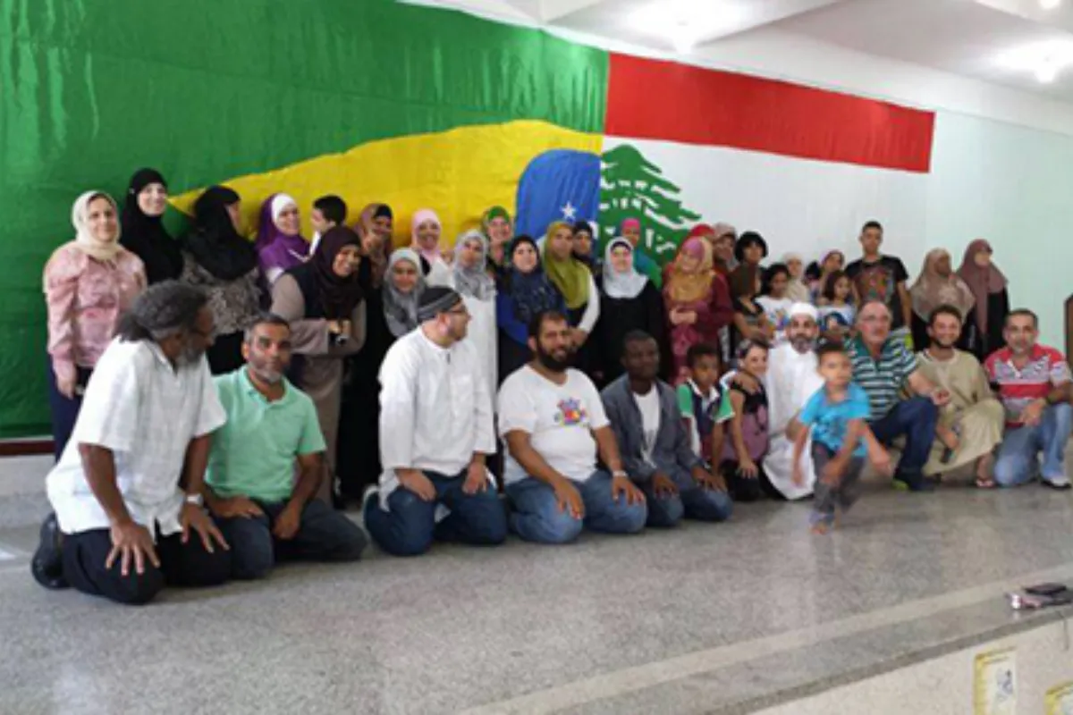 Atividades do MARKAZ - 2026 114 Participantes reunidos em encontro diante de bandeiras do Brasil e do Líbano