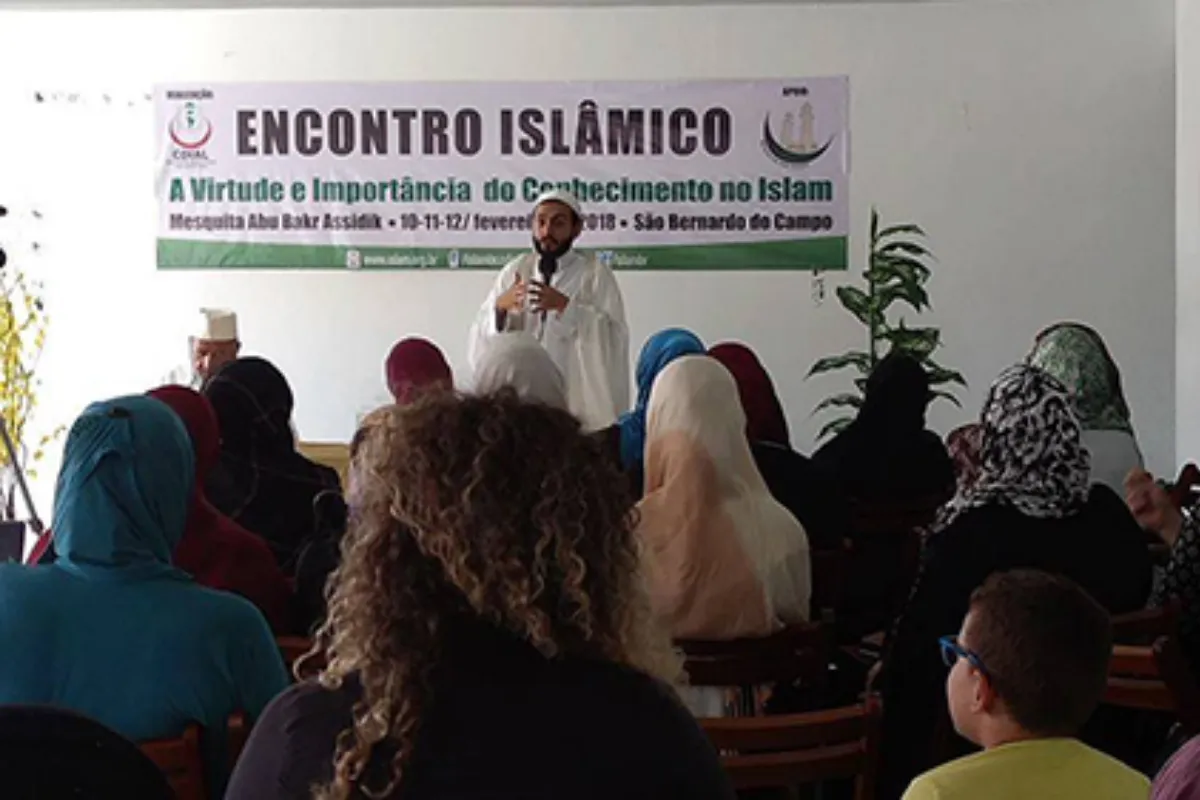 Atividades do MARKAZ - 2026 115 Palestrante compartilhando conhecimentos com participantes em encontro islâmico